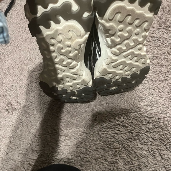 Women’s Nike shoes - Picture 3 of 5